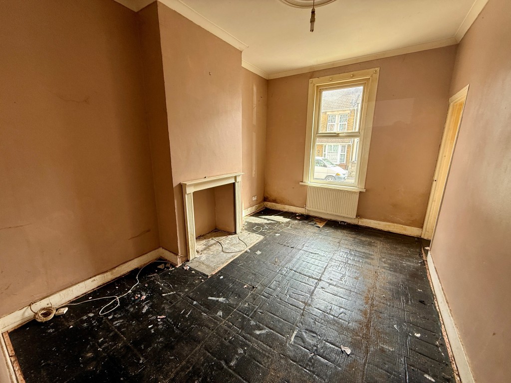 Lot: 140 - DOUBLE FRONTED HOUSE IN NEED OF REFURBISHMENT - Dining room